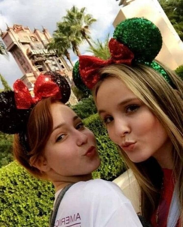 Após "Cúmplices de Um Resgate", Larissa Manoela viaja com amiga para Disney