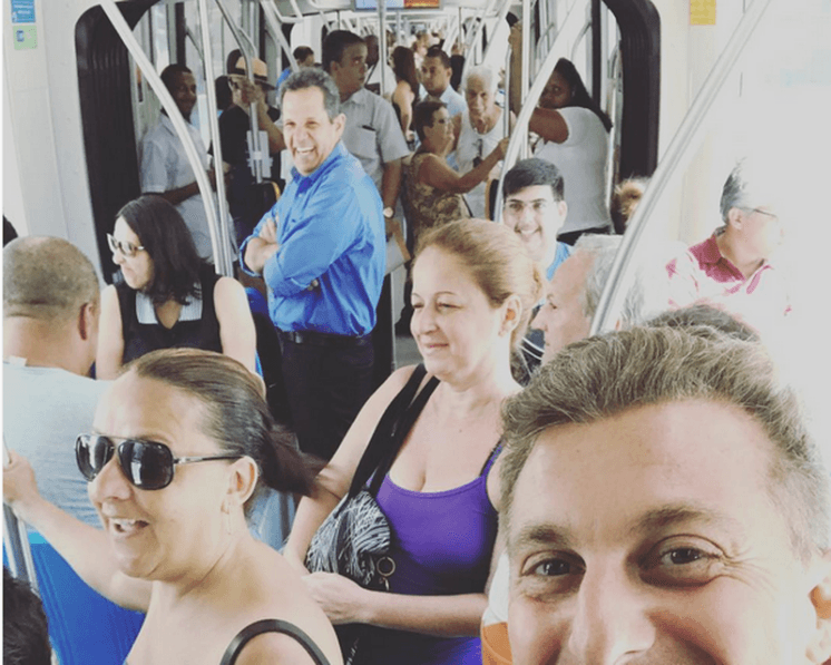 Após postar foto em transporte público, Luciano Huck vira piada