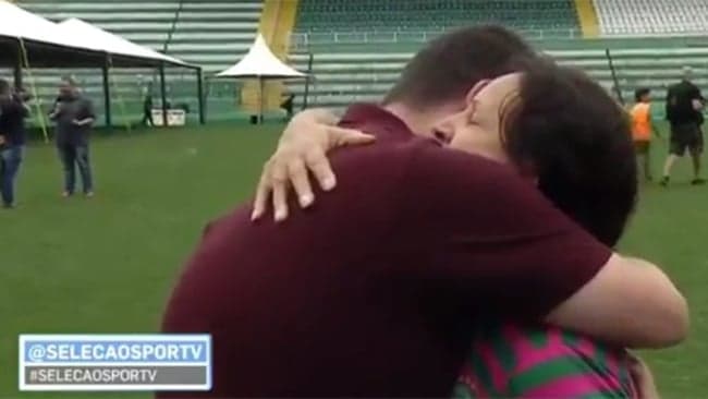 Repórter chora e é surpreendido com abraço de mãe do goleiro da Chape