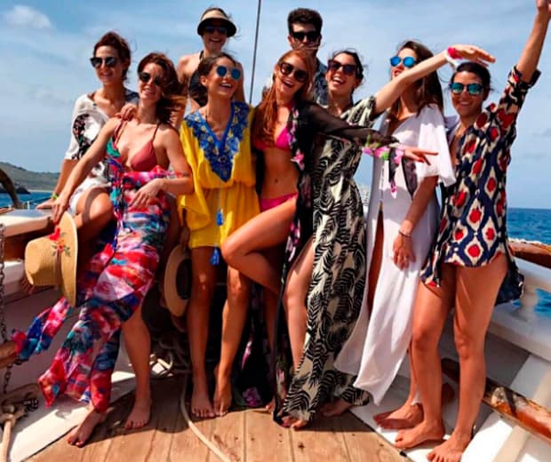 Marina Ruy Barbosa e Paula Fernandes dançam ao som de Anitta em Noronha
