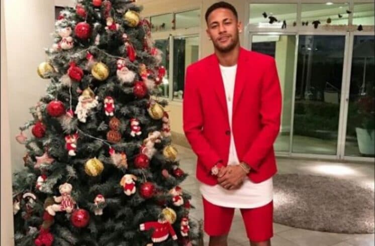 Luciele de Camargo "zoa" roupa natalina de Neymar: "Parece um gnomo"