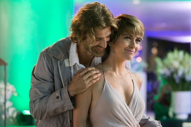 "A Lei do Amor": Com limpeza espiritual e banho de sal grosso, Helô anuncia gravidez