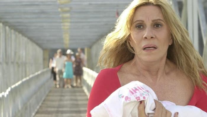 "Ninguém me falou", diz Renata Sorrah sobre retorno de Nazaré em novela