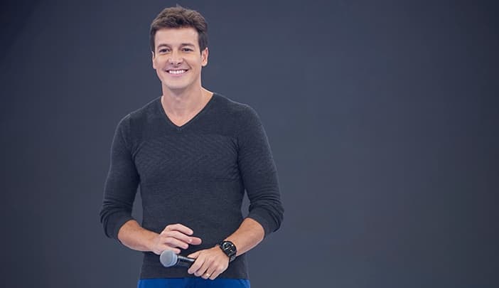 Rodrigo Faro publica foto e revela que grava programa de meia e chinelo: "Ninguém vê"