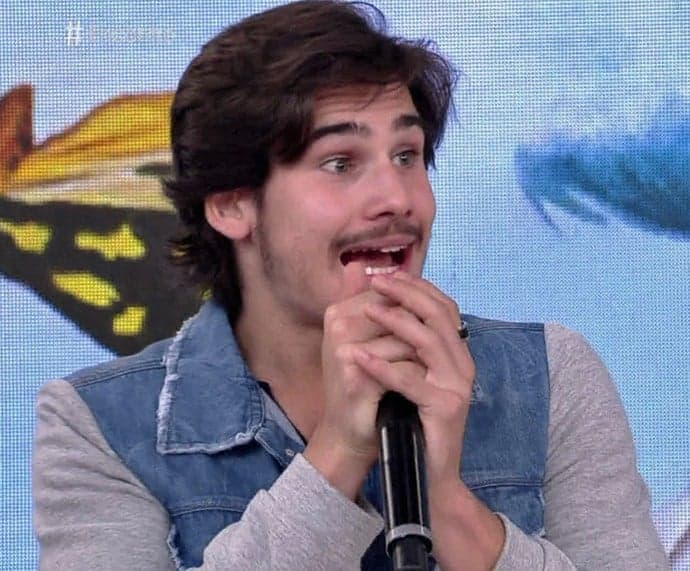 Nicolas Prattes se emociona e recebe surpresa da mãe no "Encontro"