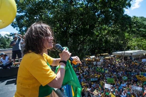 Regina Duarte comparece as manifestações contra políticos e sobe em carro na Avenida Paulista