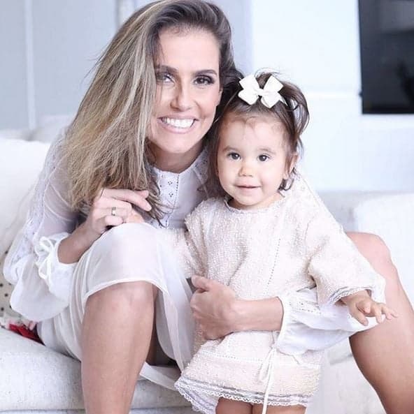 Deborah Secco comemora aniversário de Maria Flor: "Um ano de amor"