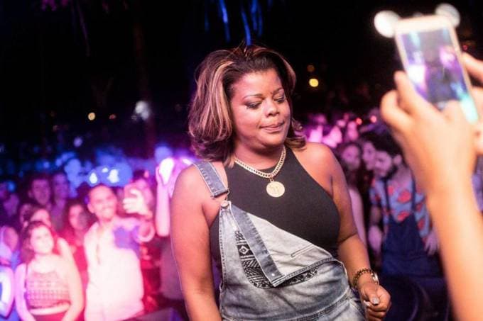 Tati Quebra Barraco faz festa de 15 anos para a filha e semelhança entre as duas impressiona