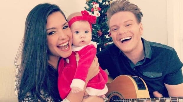 Michel Teló e Thais Fersoza comemoram Natal com a filha