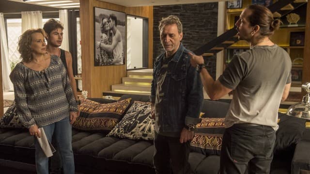 "Rock Story": Furioso, Gui vai na casa de Léo Régis e o acusa de ter roubado seu CD