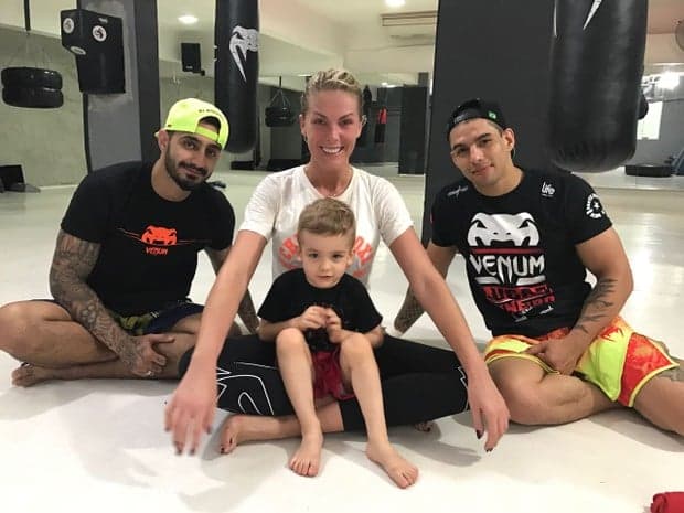 Ana Hickmann comemora primeira graduação no muay thai