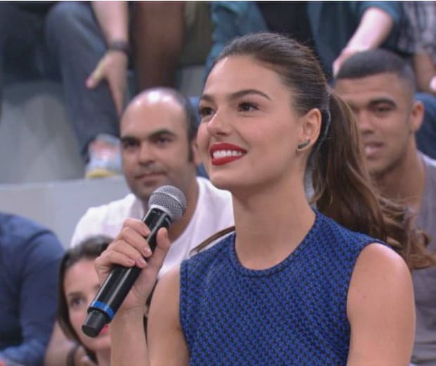 Ísis Valverde revela que foi "a última a beijar na boca"