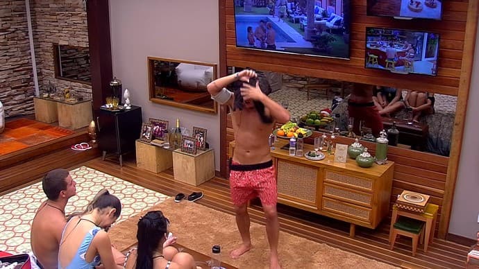 "BBB17": Antônio ridiculariza cabelo e dança de Gabi: "Está ridículo"