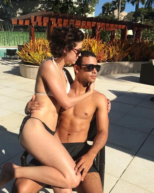 Sophia Abrahão e Sergio Malheiros aparecem em clima romântico na Bahia