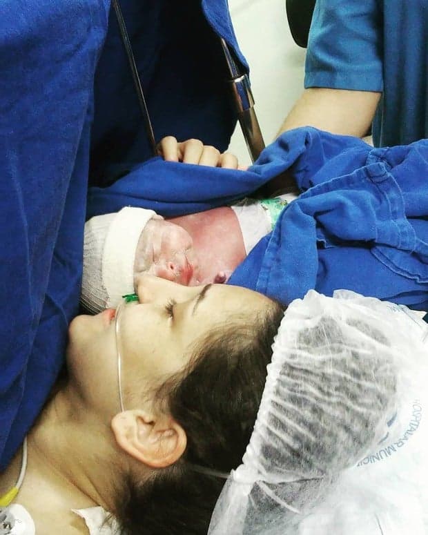 Pepê posta pela primeira vez foto com os filhos gêmeos e a irmã