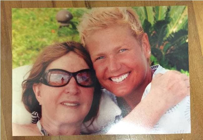 Doente, mãe de Xuxa completa 80 anos e ganha homenagem da apresentadora