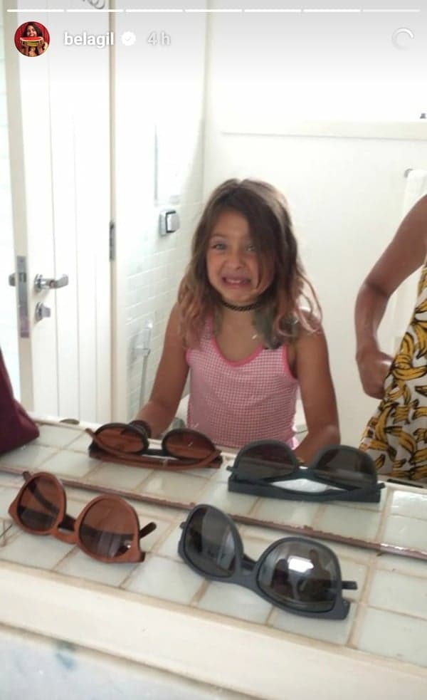 Bela Gil faz filha escovar os dentes com argila