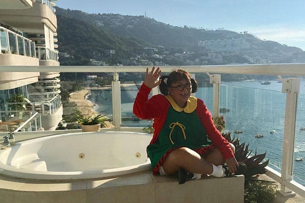 "Chiquinha" volta a Acapulco e registra momento em rede social