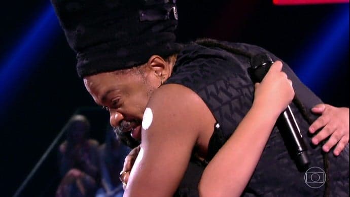 Menino emociona Carlinhos Brown ao cantar música de Michael Jackson no "The Voice"