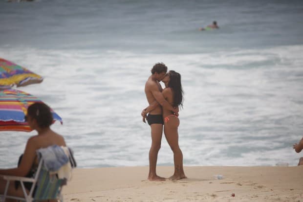 Na praia, Aline Riscado e Felipe Roque aparecem em clima quente