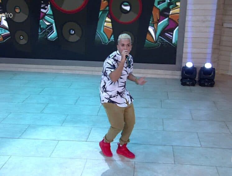 MC G15 é obrigado a cantar versão diferente de sua música "Deu Onda" na Globo