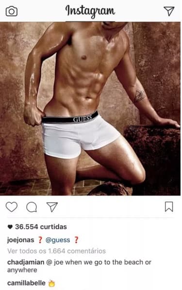 Cantor famoso publica foto sexy e ex-namorada comenta