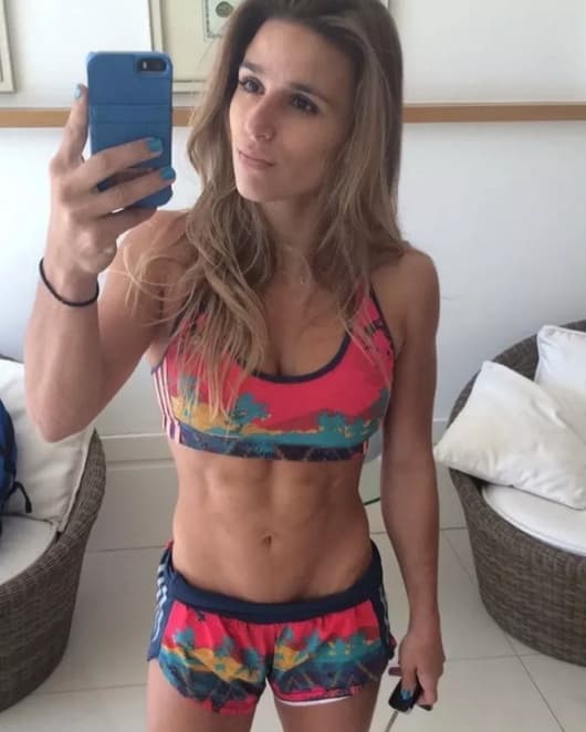 Jade Barbosa aparece com barriga trincada e surpreende seguidores