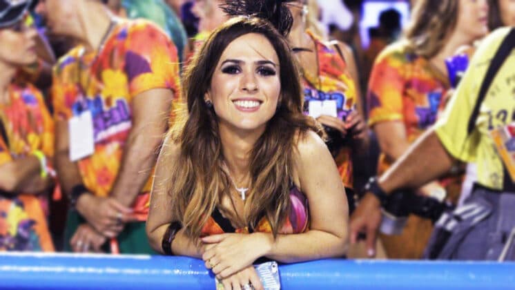 Tatá Werneck aparece grávida, ao sair do cinema com Tiago Iorc