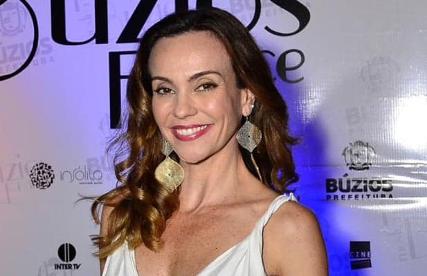Atriz de "Sem Volta" mostra hematomas sofridos durante gravação da série