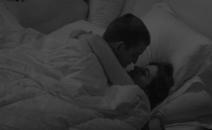 "BBB17": Clima esquenta e Manoel e Vivian vão parar debaixo do edredom