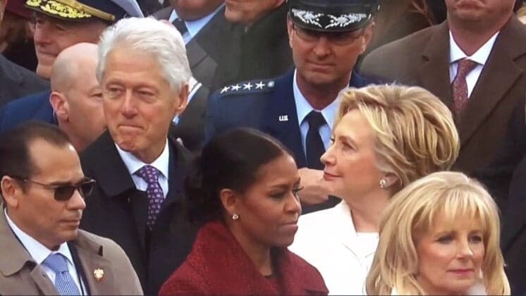 TV americana flagra Bill Clinton olhando para filha de Trump durante posse