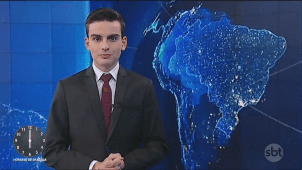 Dudu Camargo anuncia striptease e é cortado no final do "SBT Notícias"; veja