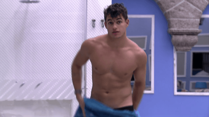 "BBB17": Antônio se descuida após o banho e mostra demais