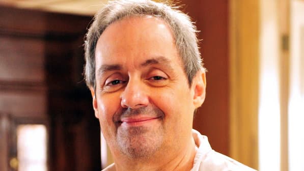 Após três anos, Daniel Dantas volta às novelas como padre em "Novo Mundo"; veja a primeira foto!