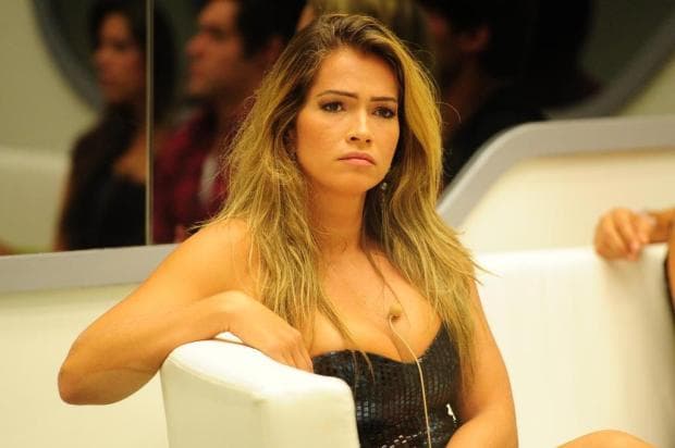 Após ganhar 15kg, ex-BBB Fani Pacheco posta foto de ensaio sensual: "Gordinha feliz"