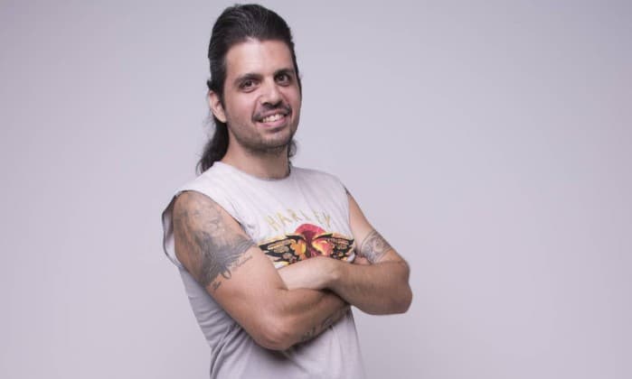 Vocalista de banda famosa retorna aos palcos após 13 anos de coma