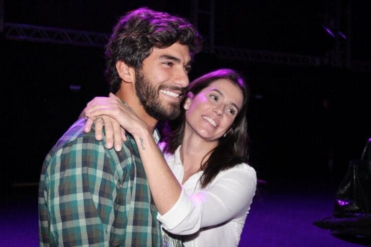 Deborah Secco comemora relação com homem 12 anos mais jovem