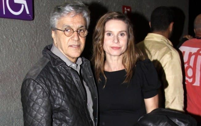 Caetano Veloso posa de sunga ao lado de Paula Burlamaqui e recebe elogios