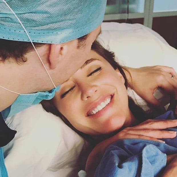Cantora Anahí mostra pela primeira vez rosto do filho