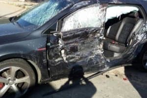 Carro em que Vinícius Bonemer estava (Foto: Folha dos Lagos)