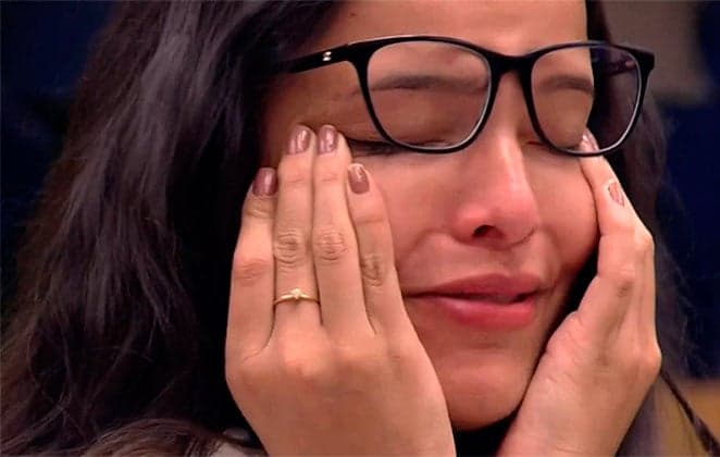 "BBB 17": Emilly chora ao falar sobre a mãe: "É muito difícil ter 20 anos e não ter o colo dela"