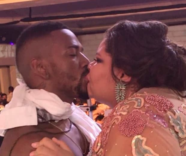 Nego do Borel dá beijão na boca de fã durante show (Foto: Reprodução)