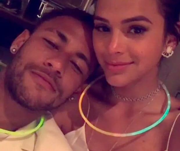 Bruna Marquezine vai para a Espanha, Neymar antecipa voo e casal pode se reencontrar