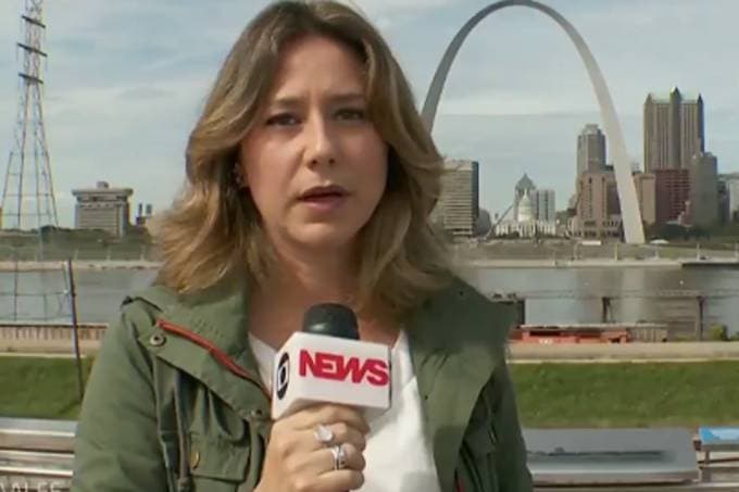 Repórter da Globo News paga mico pela terceira vez e vira piada na web