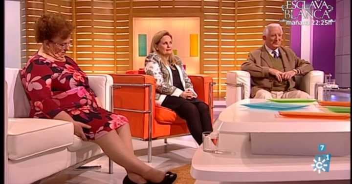 Senhora cochila durante programa e reação dos apresentadores é inacreditável