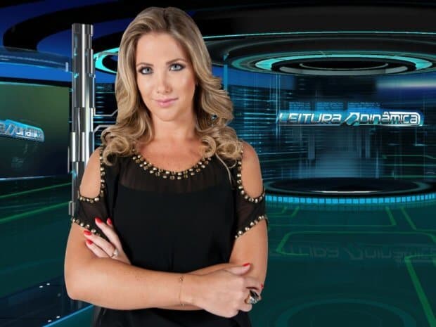 Apresentadora da RedeTV! se assusta com abelha durante programa; veja
