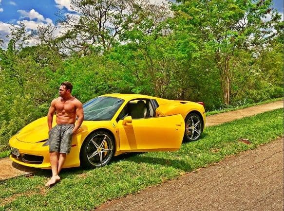 Eduardo Costa ostenta ferrari que era de Gusttavo Lima e revela que ainda está devendo