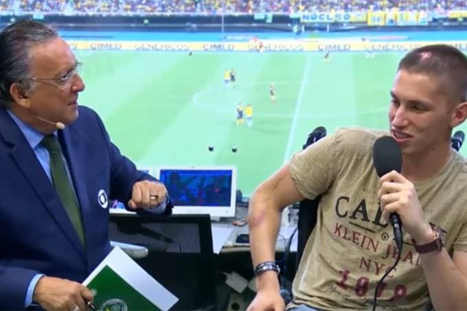Sobrevivente da Chapecoense canta música na Globo e emociona Galvão e internautas; veja