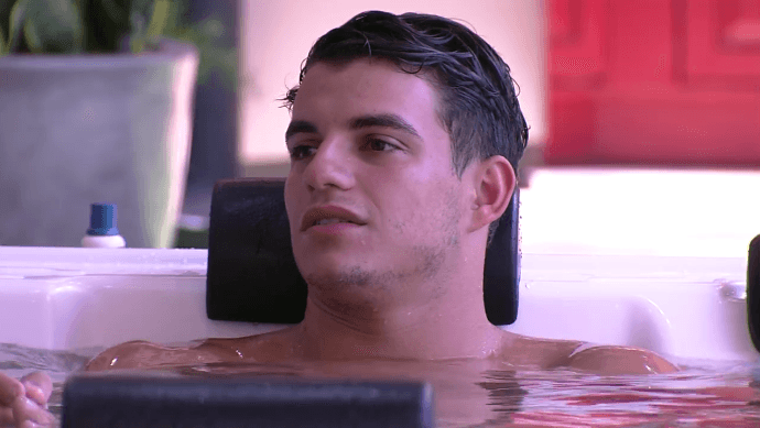 "BBB17": Antônio levanta sunga e mostra parte íntima para colegas na hidro; veja