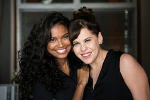 Aline Dias e Barbara Paz nos bastidores de 'Malhação: Pro Dia Nascer Feliz' (Foto: Globo/Raquel Cunha)